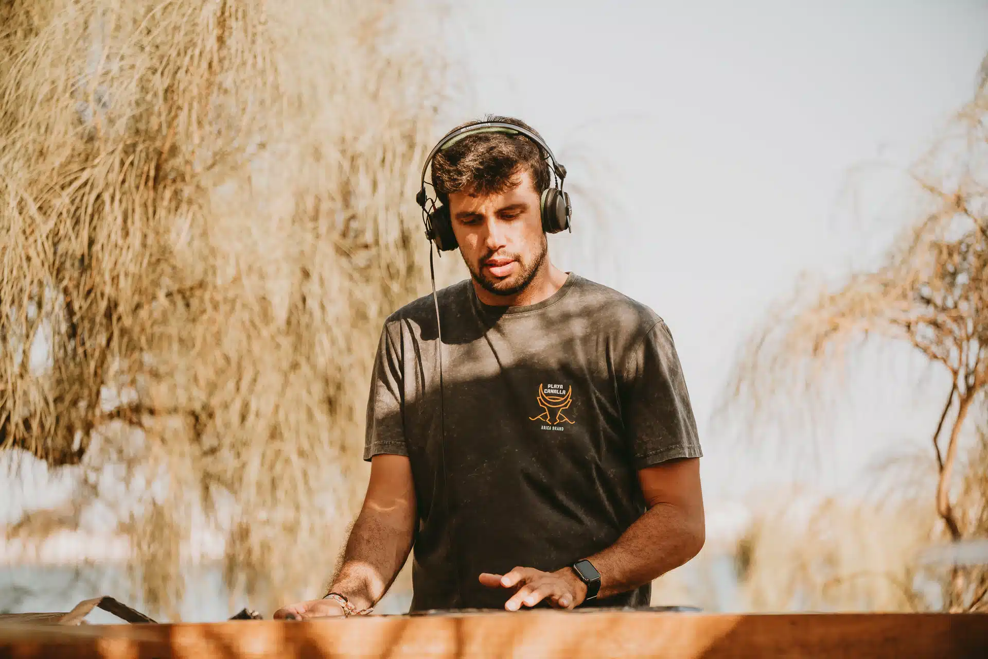 DJ Ale Rodri pinchando en el Bech Club de Playa Canalla, El Puerto de Santa Maria.